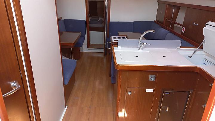 Hanse 375 - pantry